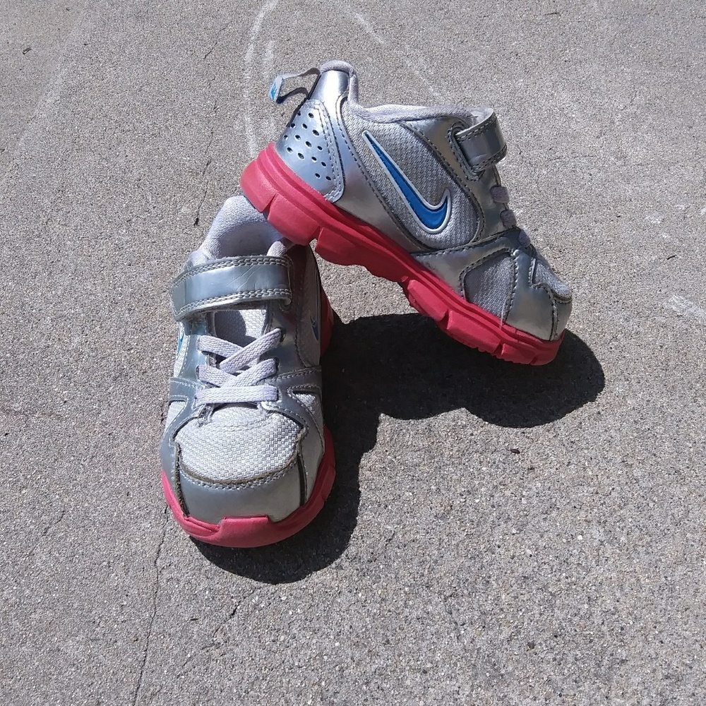 Nike baby sneakers.  Size 6 👶 👶